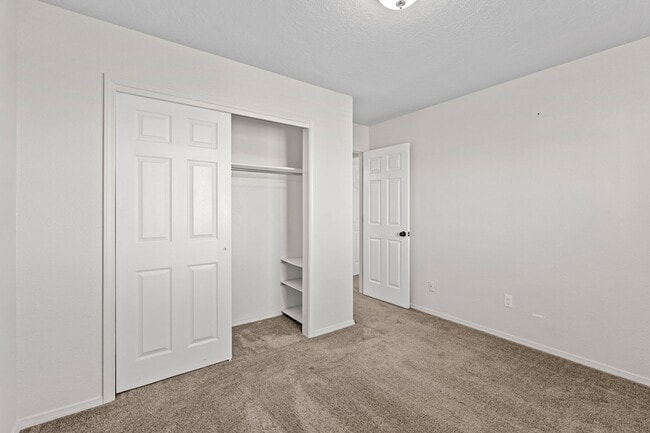 Building Photo - Foot Hills ! 2 bed/2 Bath home boasts beautiful views of the Mountains and the Lights of Albuquer...