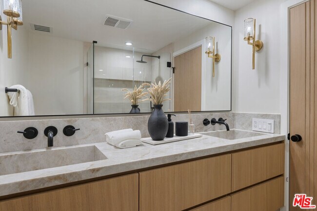 Building Photo - 818 N Doheny Dr
