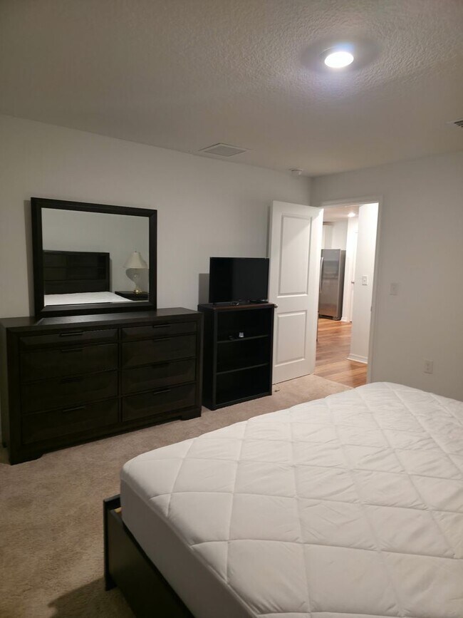 Building Photo - Brand New 3/2/2 furnished close to I75 to commute to Tampa or Ocala.