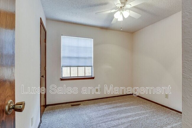 Building Photo - 7713 Doris Dr
