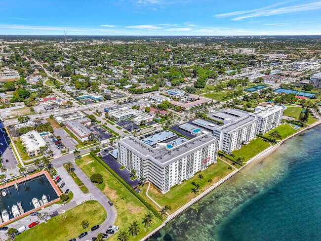 Building Photo - 301 Lake Shore Dr