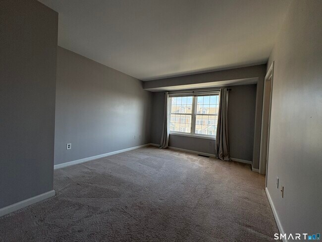 Building Photo - 267 Bridge St