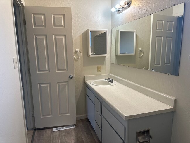 Building Photo - 1 bedroom detached home with yard