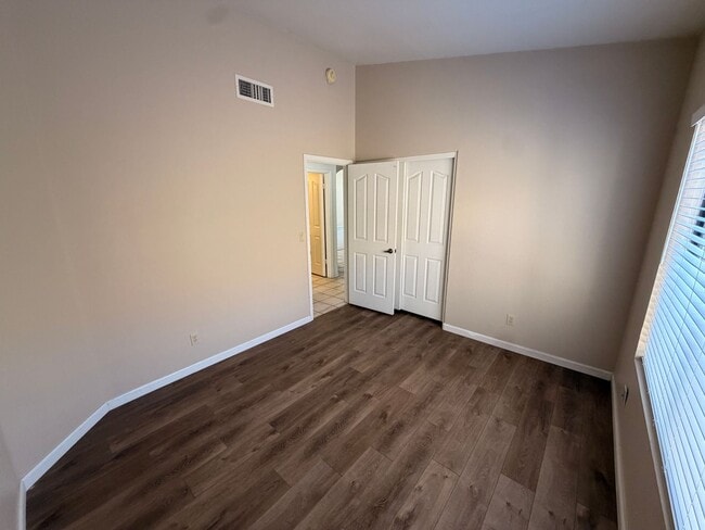 Building Photo - Warm & Charming single level 3 x 2 Home in Stonebridge Lakes!!