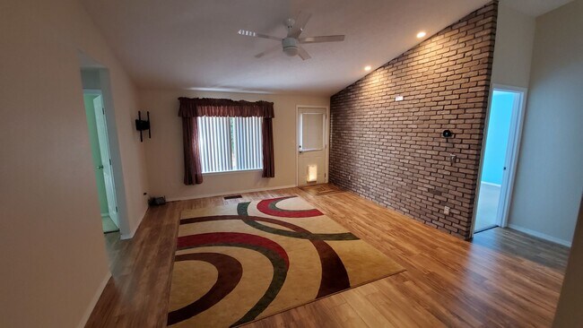 Building Photo - North Albany 3 Bedroom - Available in October