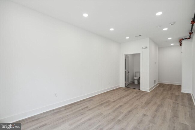 Building Photo - 528 W Berks St