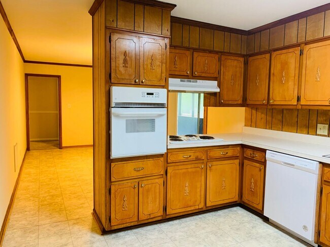 Building Photo - Wow, great location, newly renovated, 4 beds/2 bath, private fenced yard, sun room/office, must see!