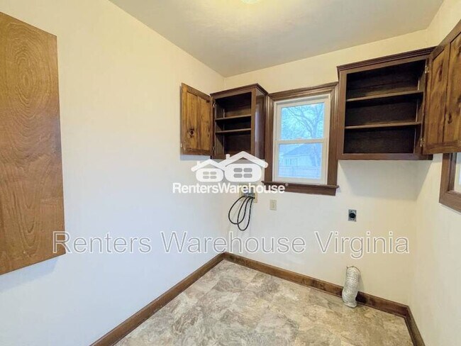 Building Photo - 352 Peace Haven Dr