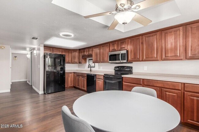 Building Photo - 481 W Half Moon Way