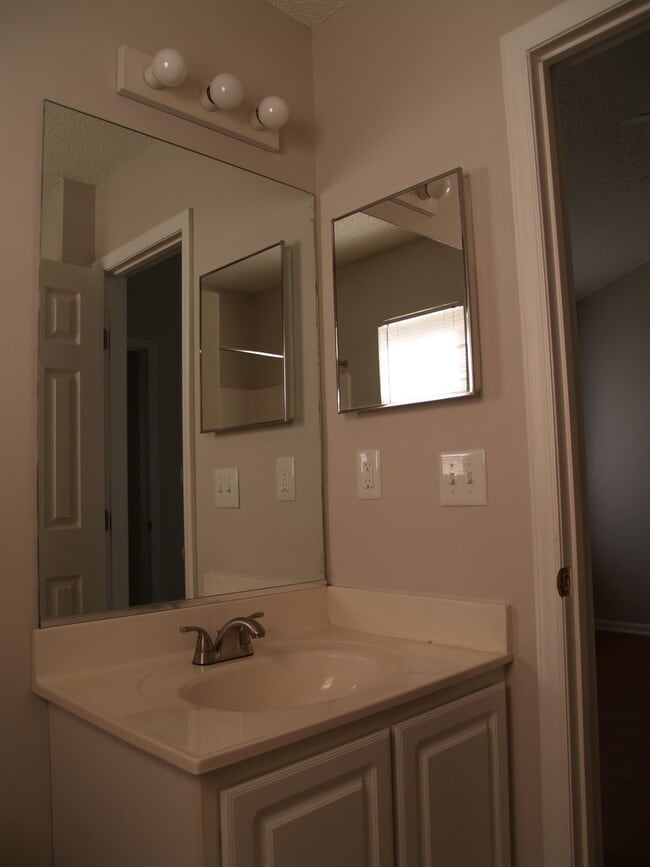 Building Photo - Charming 3b Home!
