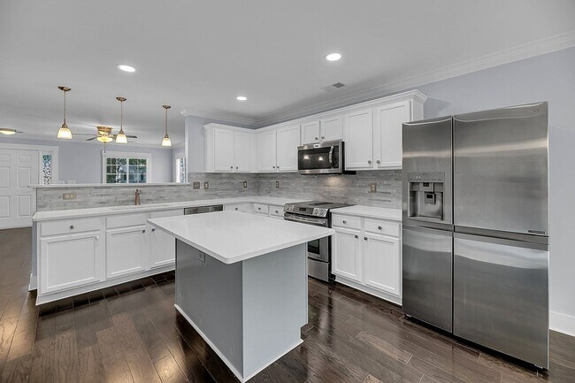 Building Photo - Centrally Located and Beautifully Renovate...