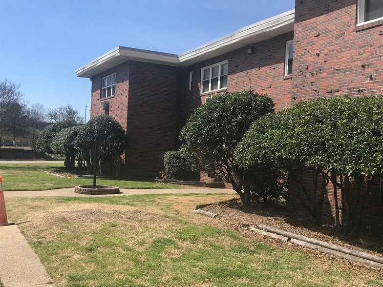 Building Photo - 801 Greenway Ct