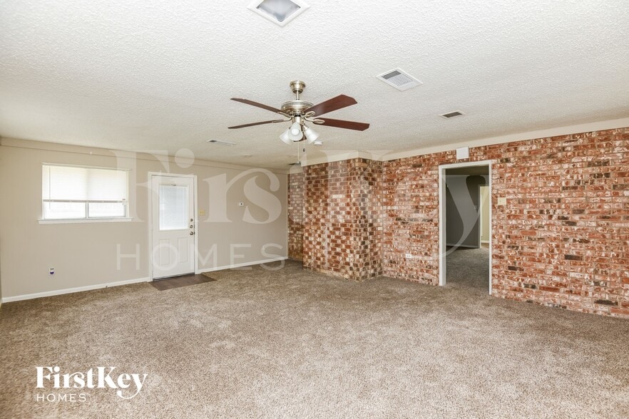 Building Photo - 2100 Cedar Ct