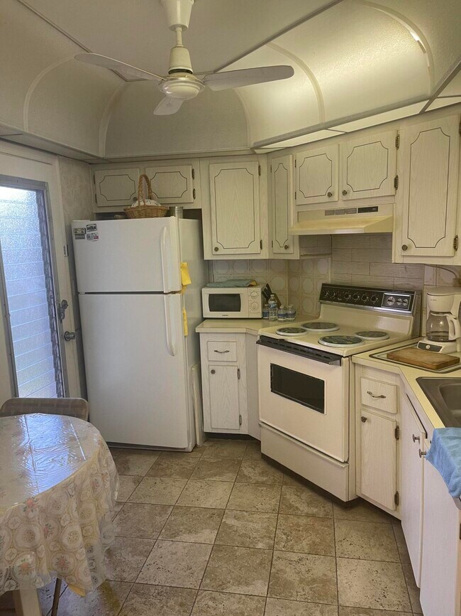 Building Photo - 4 W Greenway Dr