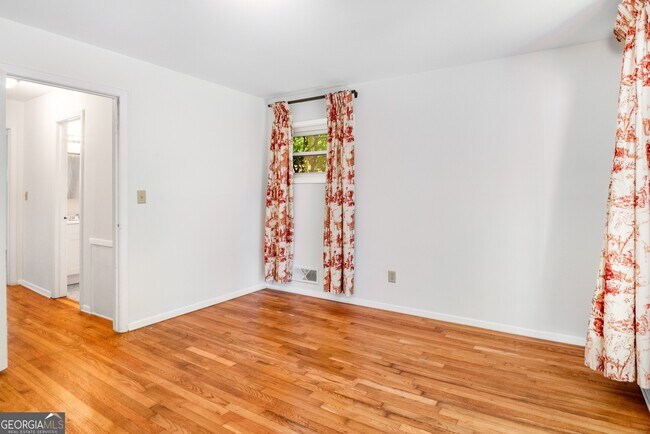 Building Photo - 2563 Beverly Hills Dr