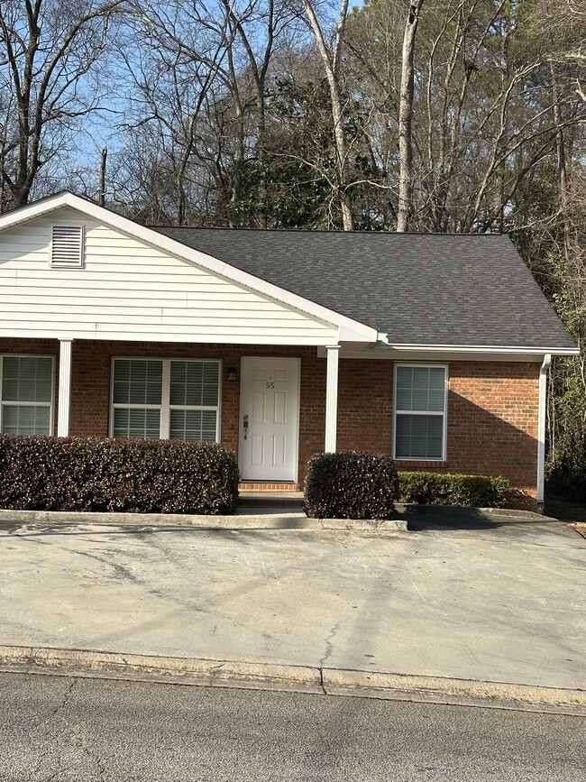 Building Photo - 95 Valley Dr