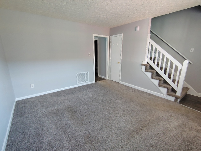 Building Photo - 11 Hobbs Ln