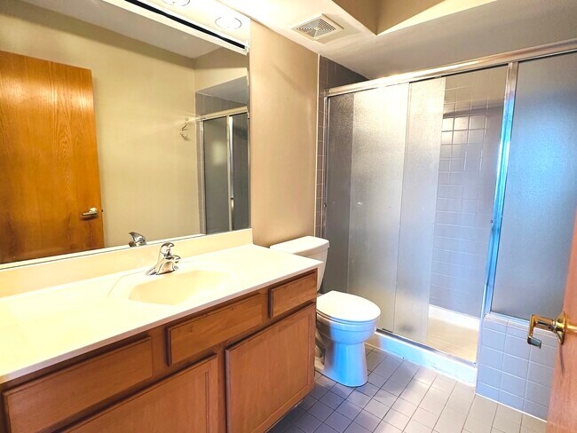 Building Photo - 5340 N Lowell Ave