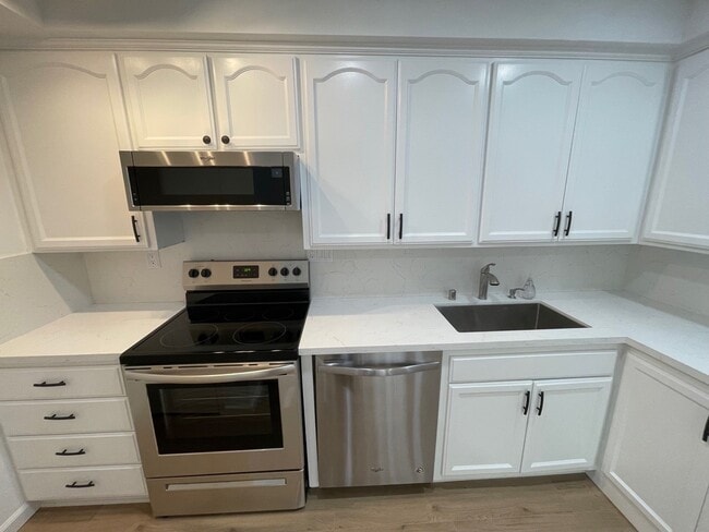 New stove and microwave - 11025 Kittridge St