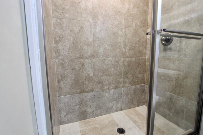 Building Photo - 8 Sally Ln