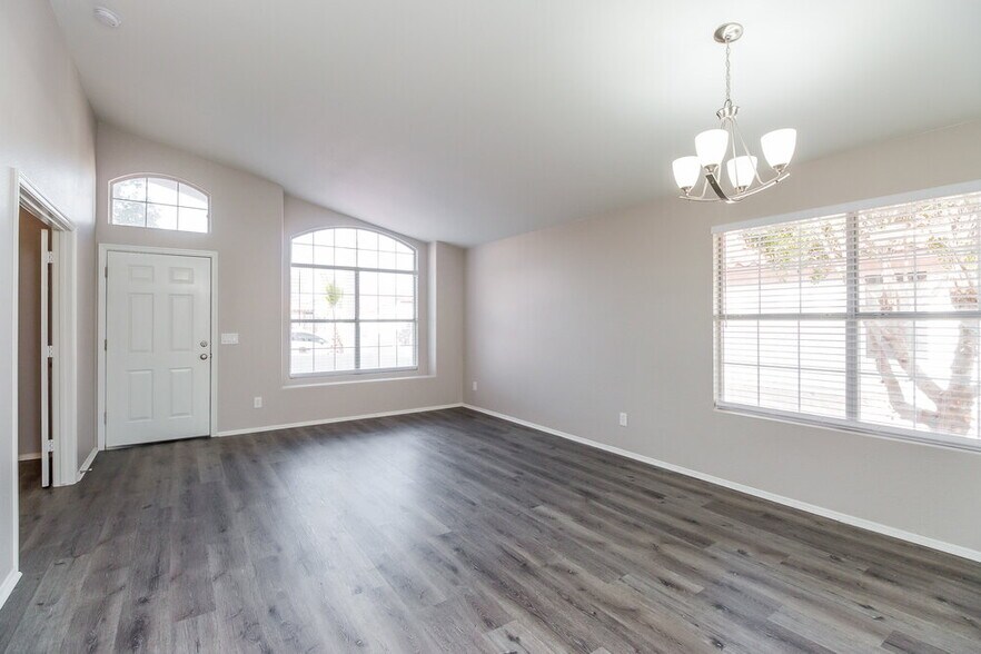 Building Photo - 4243 E Balsam Ave