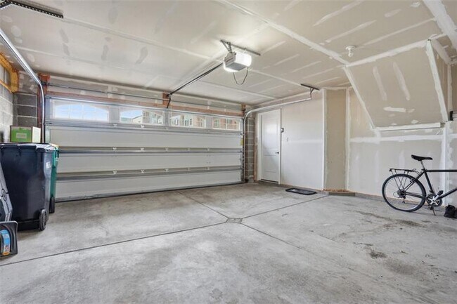 Building Photo - 404 Aprilmae Way
