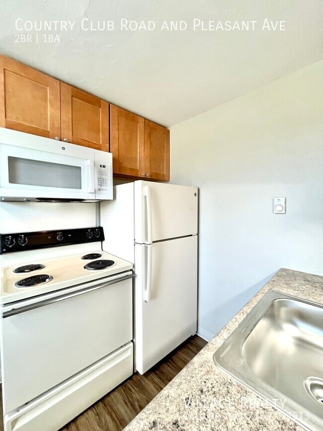 Building Photo - 615 Country Club Rd