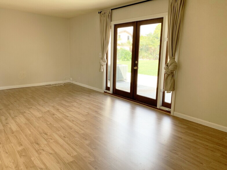 Building Photo - 9687 Azalea Cir