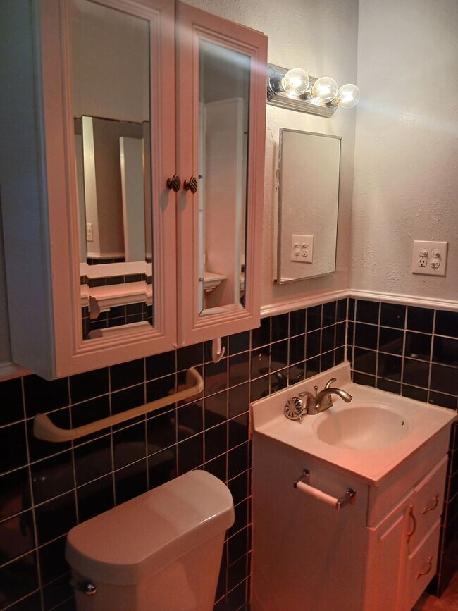 Building Photo - 4 Bedrooms and 1 Bath Near Hwy 75 and Fore...