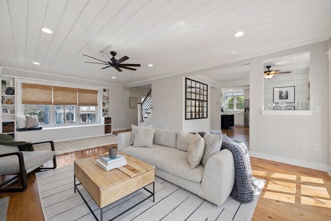 Building Photo - 71 King St