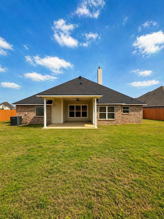 Building Photo - Legacy Neighborhood!