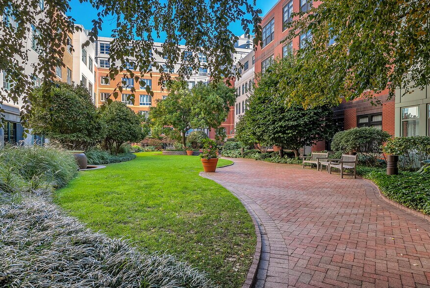 Building Photo - 17 Otis St