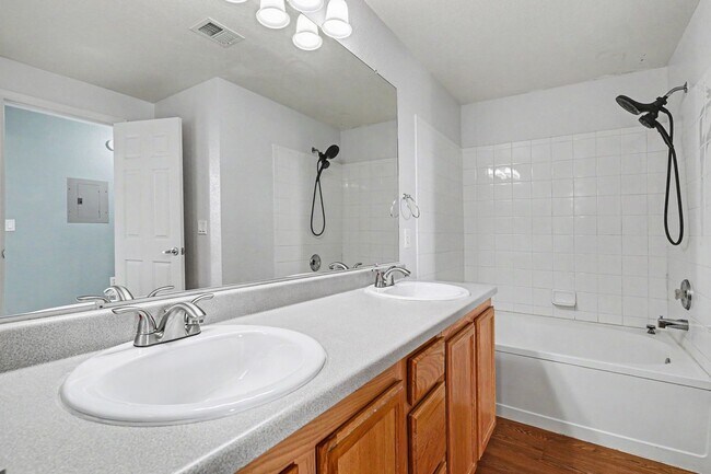 Building Photo - Charming Englewood Condo | 2 Bedrooms, Covered Parking & Community Pool