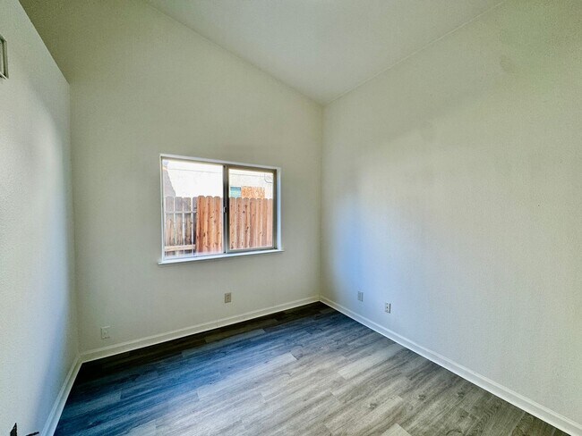 Building Photo - 528 Burgundy St
