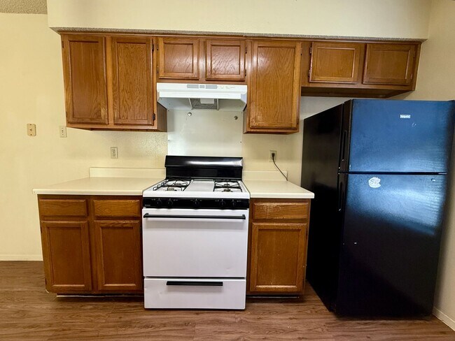 Building Photo - QUIET LOCATION - YARD BACKS TO GREENBELT