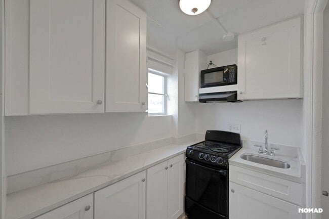 Building Photo - Clean affordable studio in Englewood