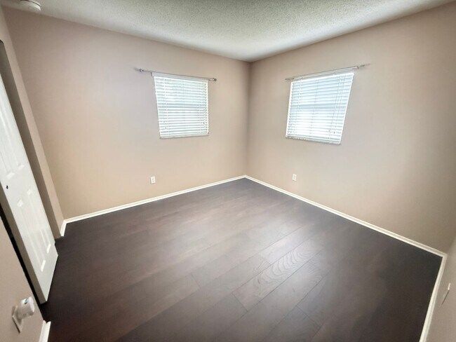 Building Photo - 423 Longwood Cir