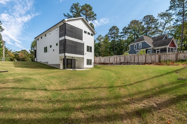 Building Photo - Custom 5 bedroom, 5 bathroom home with Woo...