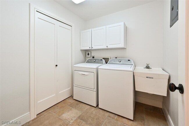 Building Photo - 508 Devils Ln