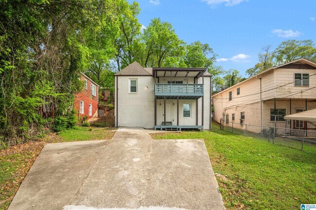 Building Photo - 528 10th Ct W