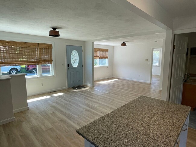 Building Photo - Charming 2BR Home Just Steps from the Beach!