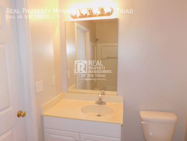 Building Photo - *Move In Special* Ground Level 2 BR/ 2 BA ...