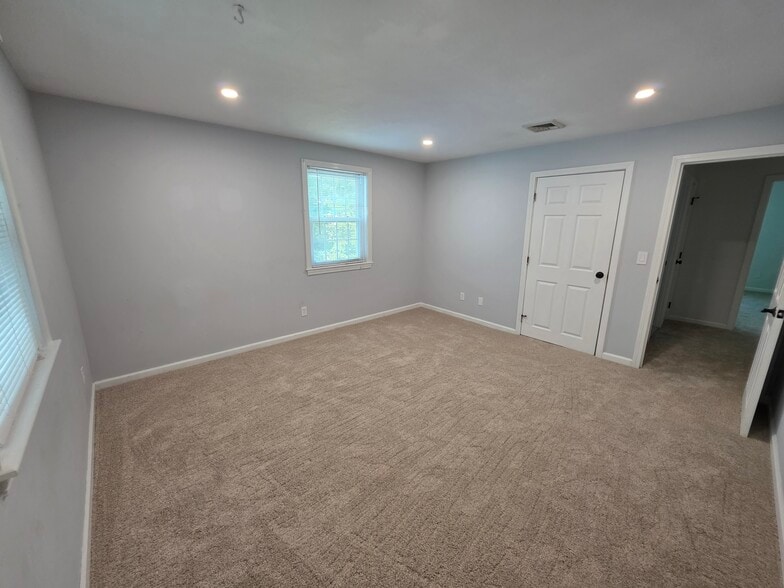 Building Photo - 13 Meadowbrook Ln