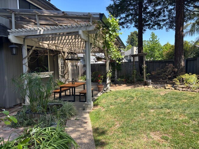 Building Photo - Large 4 Bedroom 3 bath Home, Plus Bonus Ro...