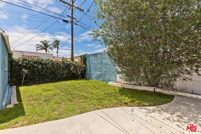 Building Photo - 1110 W 80th St