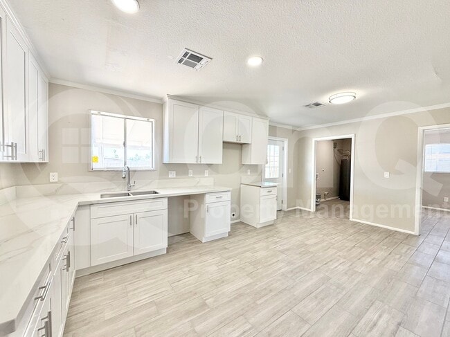 Building Photo - 6402 S 42nd St