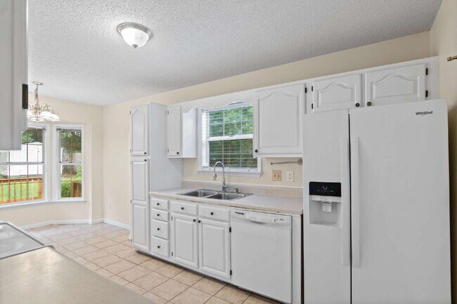 Building Photo - Spacious 4-Bedroom Home in a Prime Locatio...