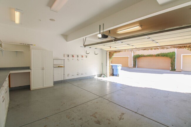Building Photo - 4 bedroom 2.5 bathroom condo in Broad Street Village Complex