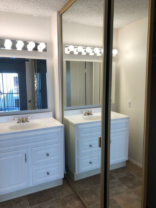 Building Photo - 2 bedroom and 2 bathroom condo in Mission Valley