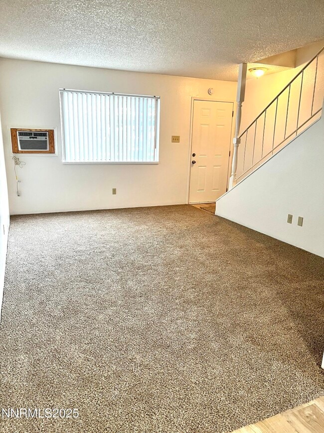 Building Photo - 827 Belli Dr